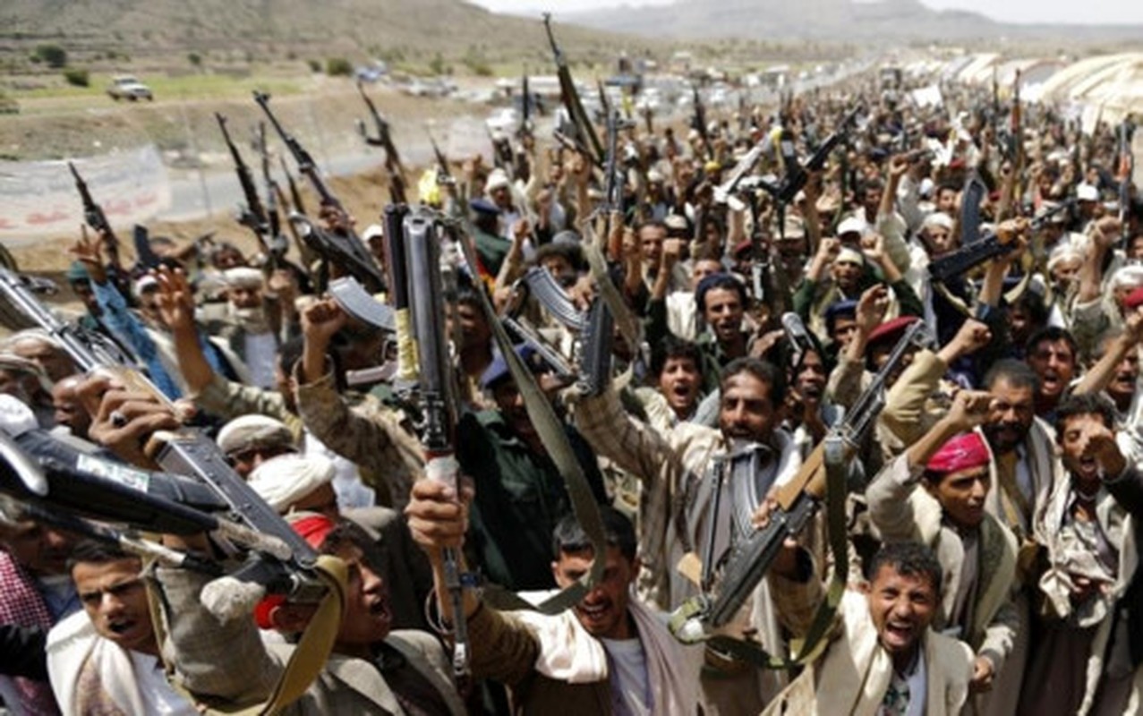 Choang voi gian vu khi duyet binh cua dan quan Houthi o Yemen-Hinh-4
