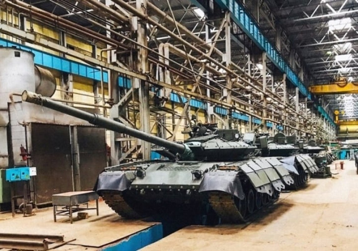 Xe tang T-80BVM “san xuat loat” cua Nga tham chien tai Ukraine-Hinh-4