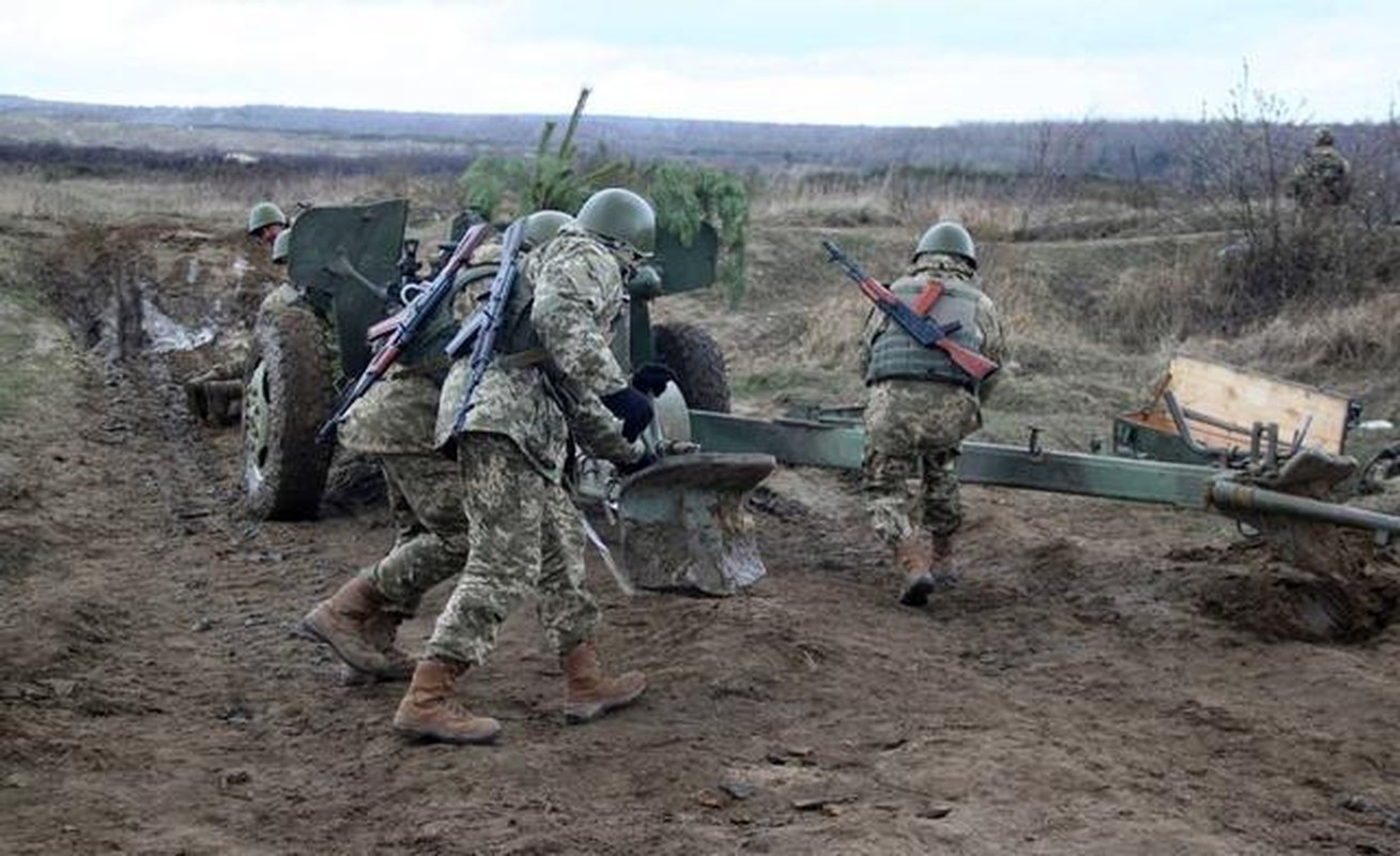 Avdiivka bi tan cong tu ben suon, Ukraine tang cuong vien quan-Hinh-8