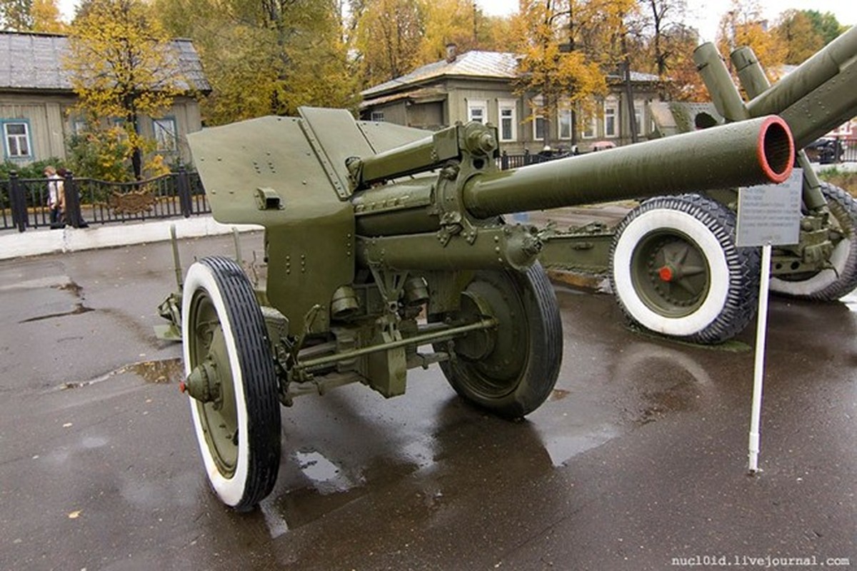 View - 	Mẫu pháo lựu chủ lực của Quân đội Liên Xô do người Đức thiết kế