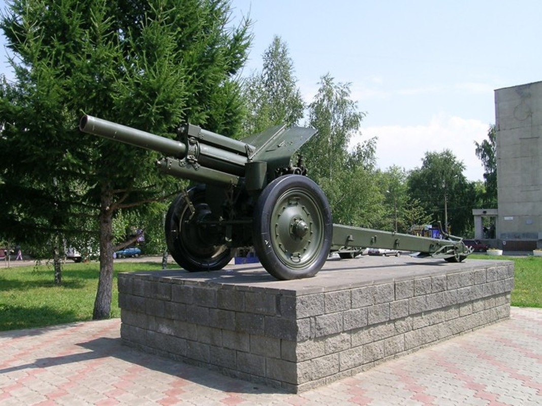 View - 	Mẫu pháo lựu chủ lực của Quân đội Liên Xô do người Đức thiết kế