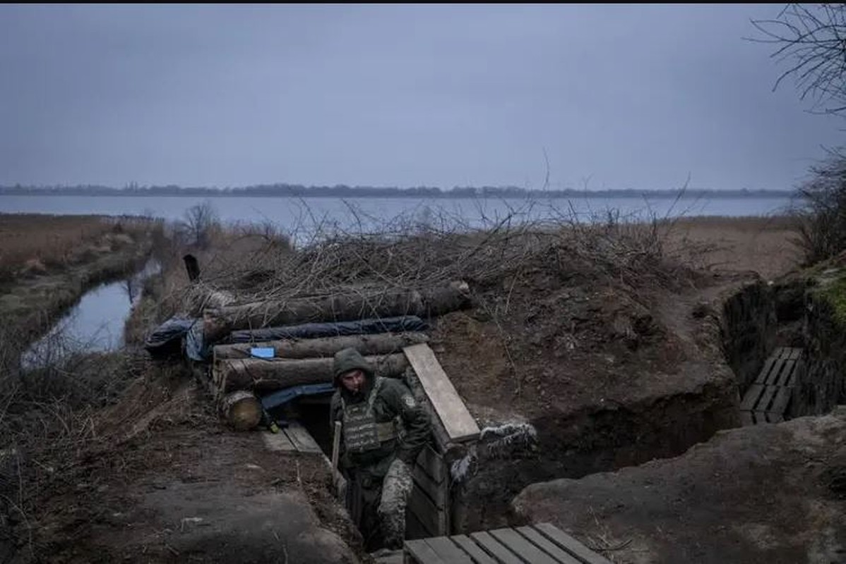 Linh Ukraine vuot song Dnieper “tien thoai luong nan” o dau cau Krynki-Hinh-12