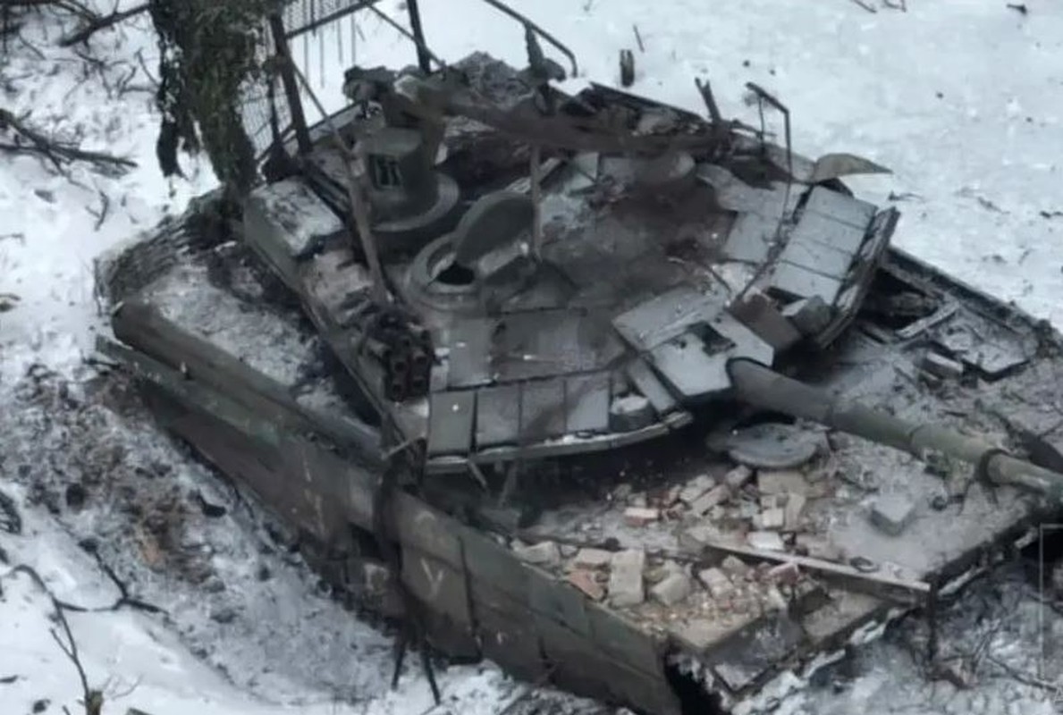 View - 	Xe tăng T90M của Nga cận chiến 2 chiếc Bradley của Ukraine
