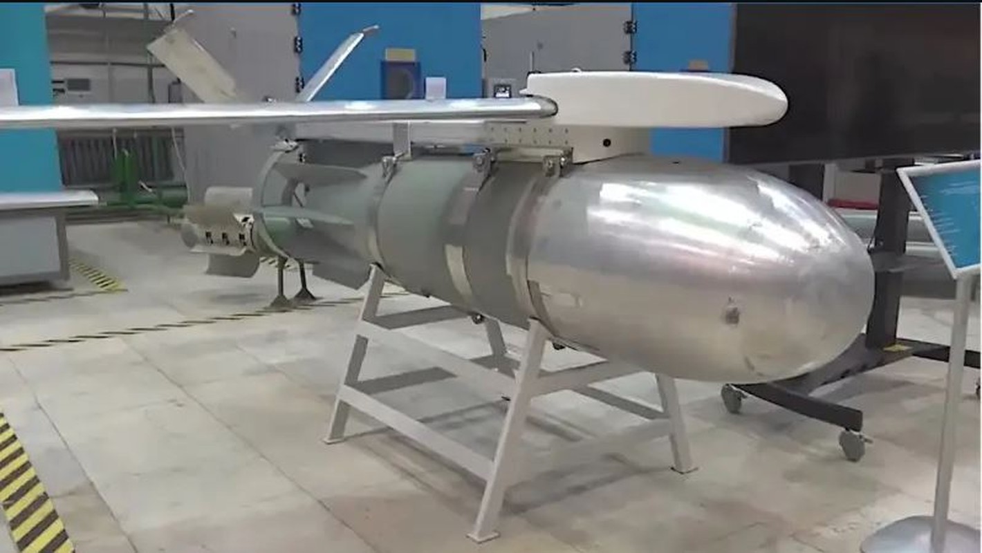 Uy luc dang gom cua bom luon 1.500 kg co dieu khien cua Nga-Hinh-3