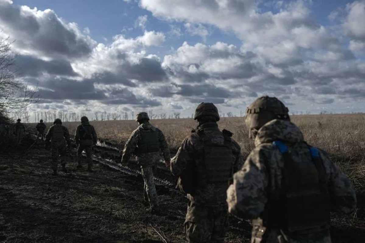 View - 	Nga cắm cờ trên tấm bia ở Avdiivka quân Ukraine rút khỏi TP
