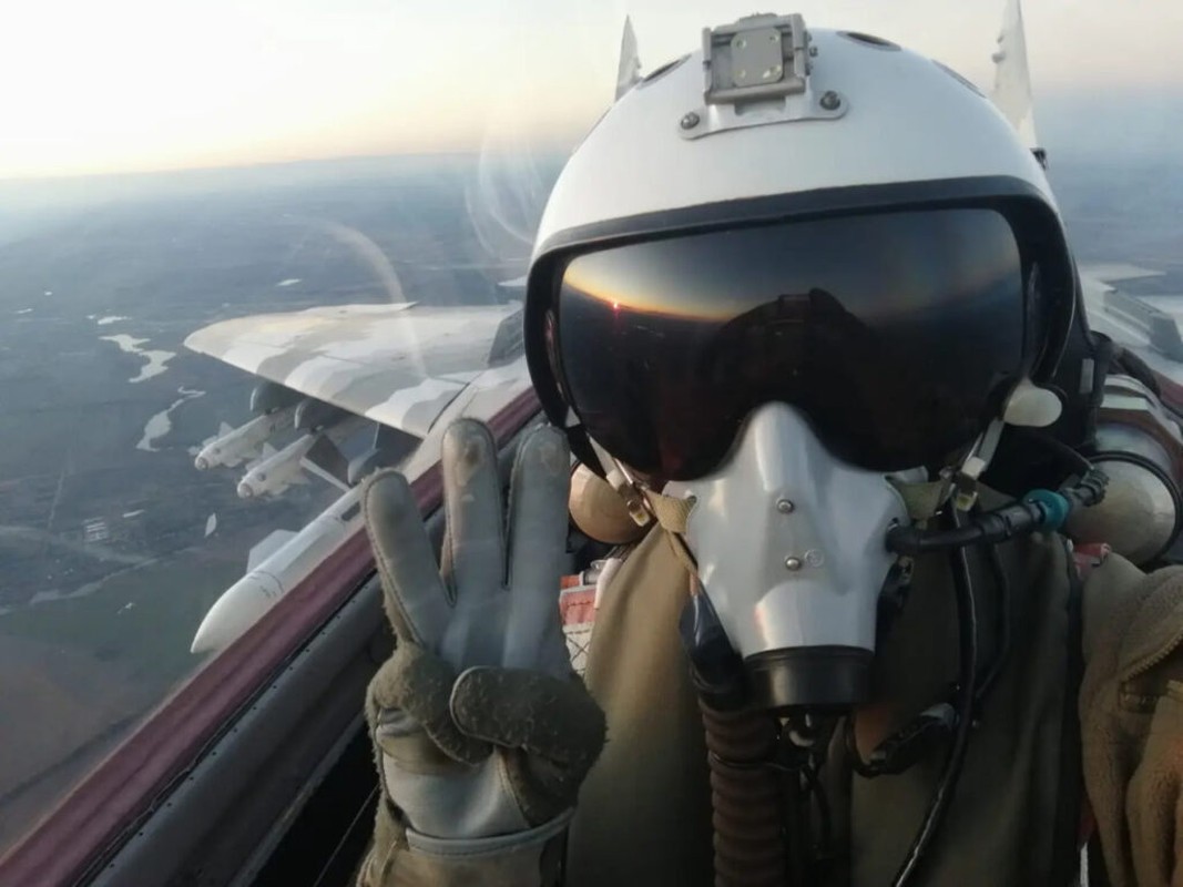 Phi cong Ukraine noi lai F-16 giong nhu tu Nokia cu len iPhone-Hinh-3