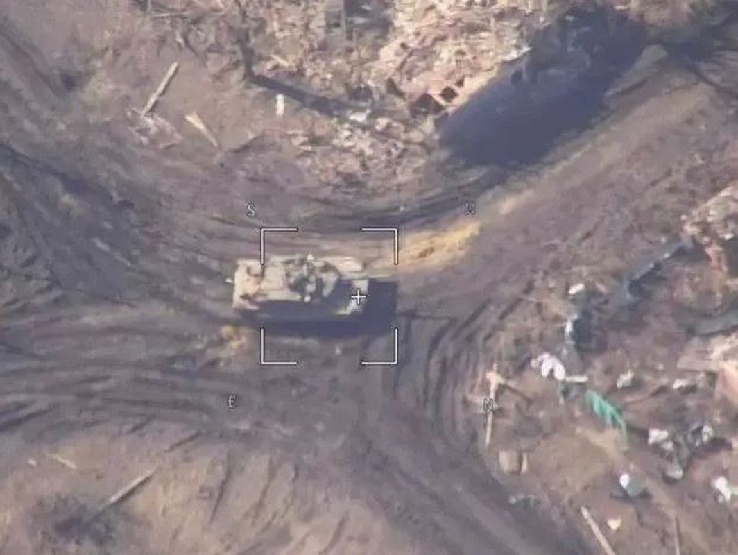 View - 	Xe tăng Abrams của Mỹ cũng “mỏng manh” trước UAV tự sát