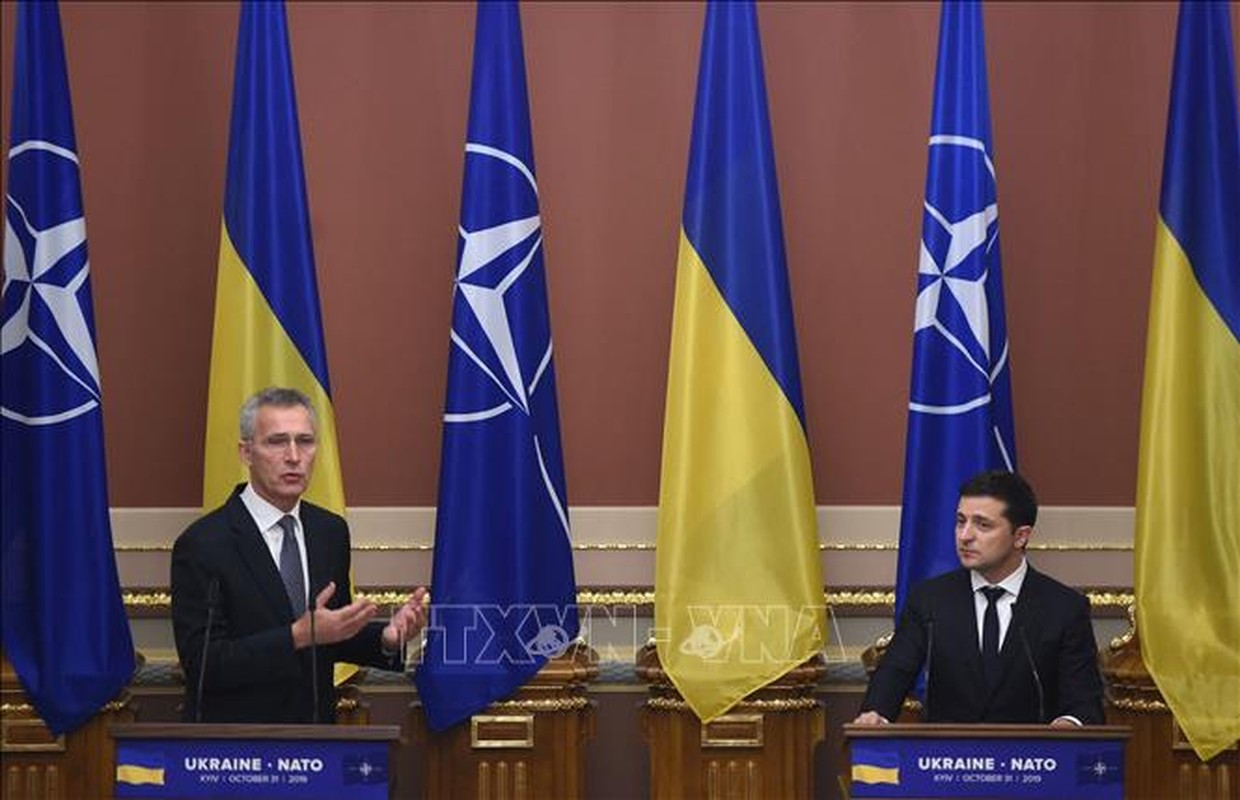 View - 	Tướng NATO vừa đến thủ đô Kiev, 31 tên lửa của Nga chào đón