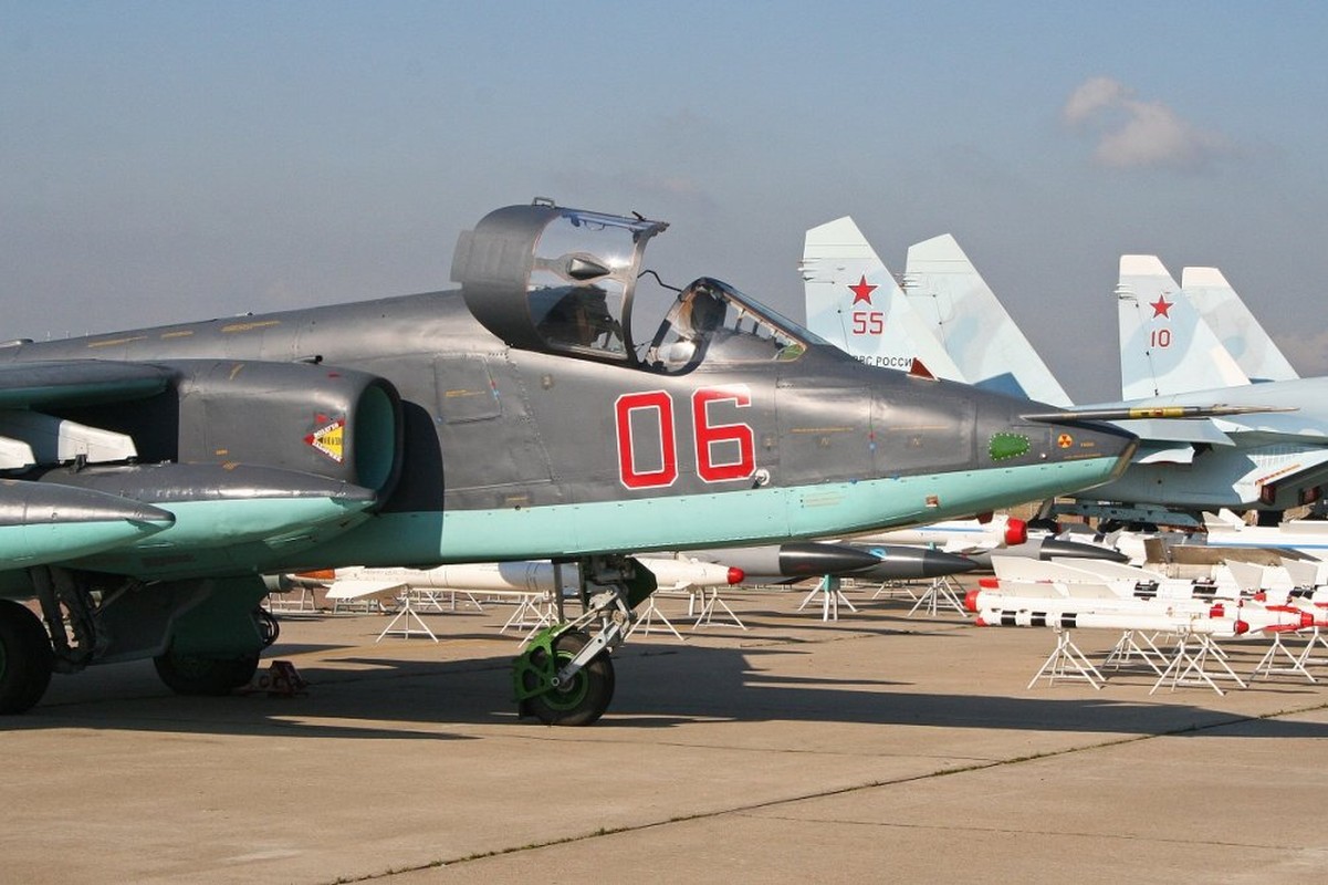 Phong khong Ukraine te liet, Su-25 cua Nga lap tuc xuat kich-Hinh-11