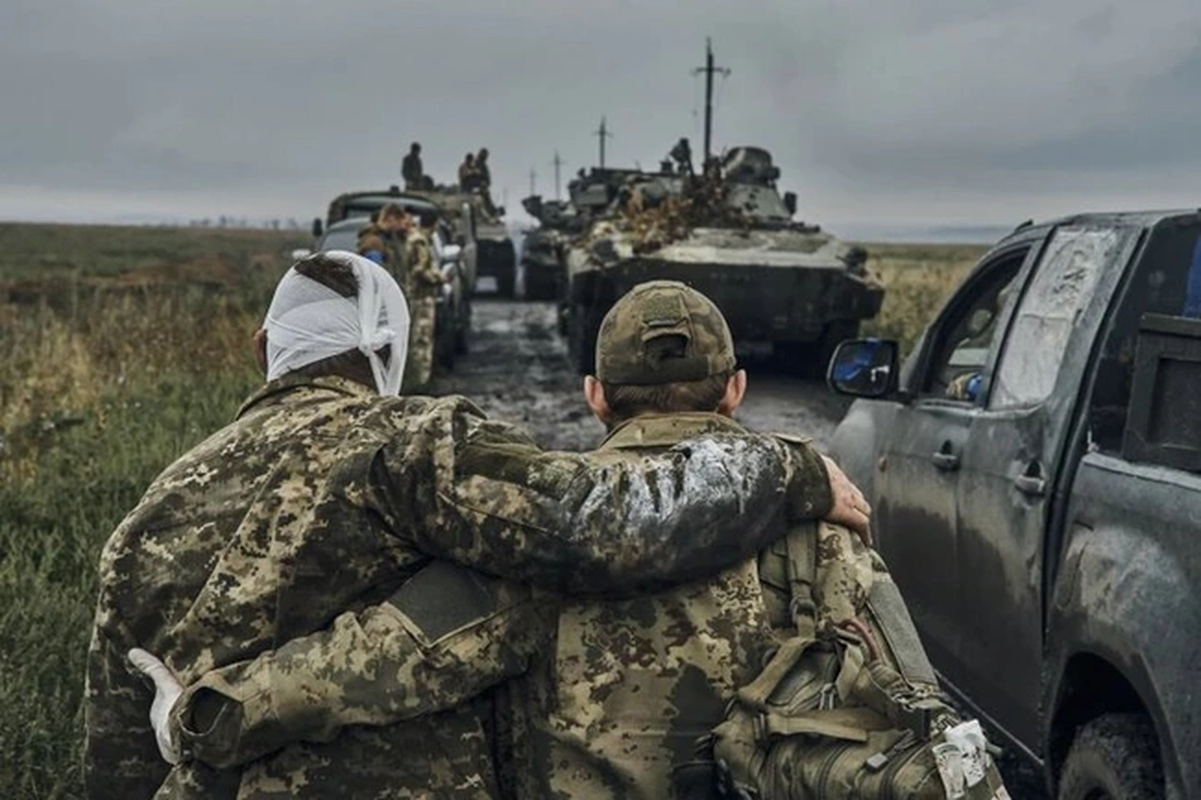 Quan Ukraine vut bo cong su, rut lui o at o phia tay Avdiivka-Hinh-10