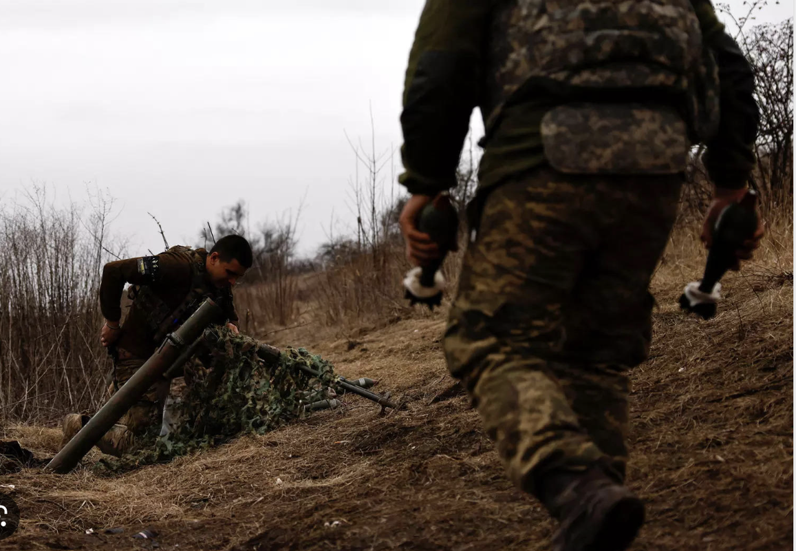 Quan Ukraine vut bo cong su, rut lui o at o phia tay Avdiivka-Hinh-14