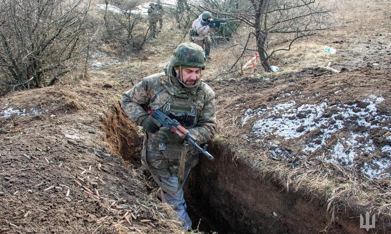 Quan Ukraine vut bo cong su, rut lui o at o phia tay Avdiivka-Hinh-15