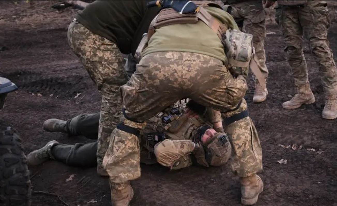 View - 	Mắc kẹt trong vòng vây Lữ đoàn Ukraine bị bom Nga truy sát