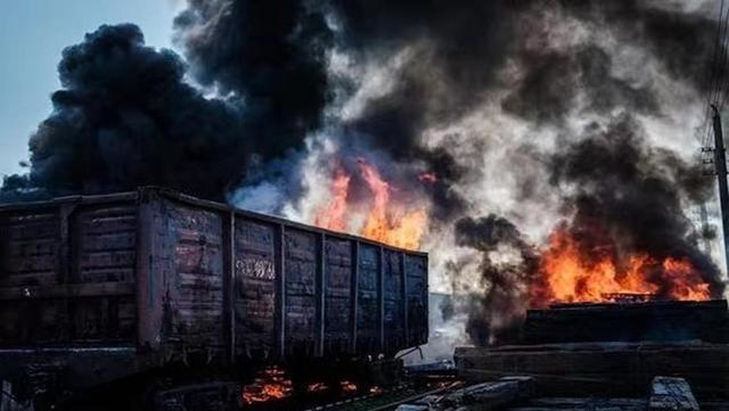 View - 	Nga bừng tỉnh, tên lửa phá hủy đoàn tàu vũ khí của Ukraine 