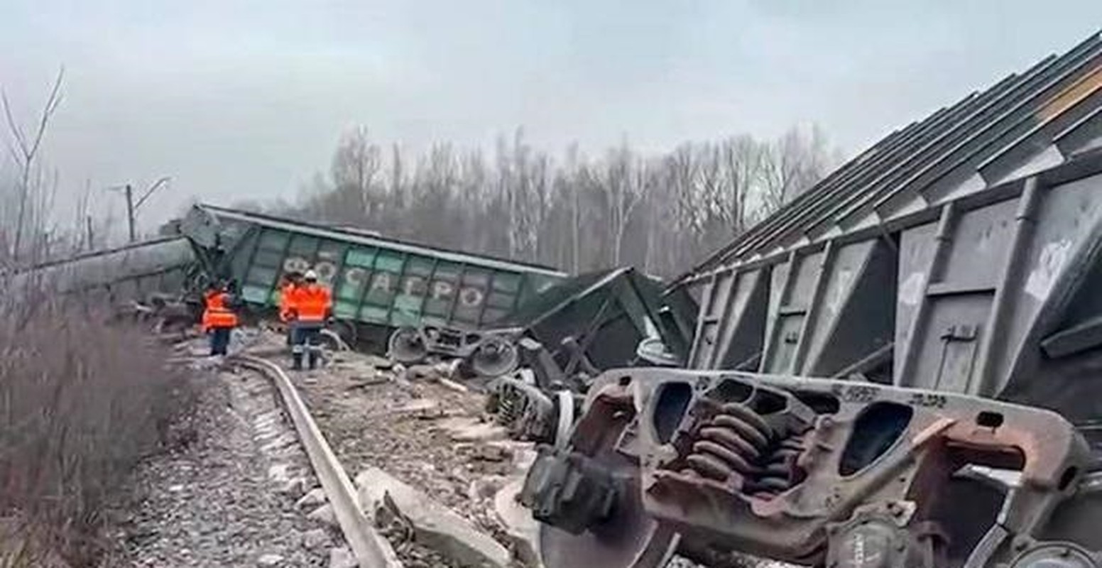 View - 	Nga bừng tỉnh, tên lửa phá hủy đoàn tàu vũ khí của Ukraine 