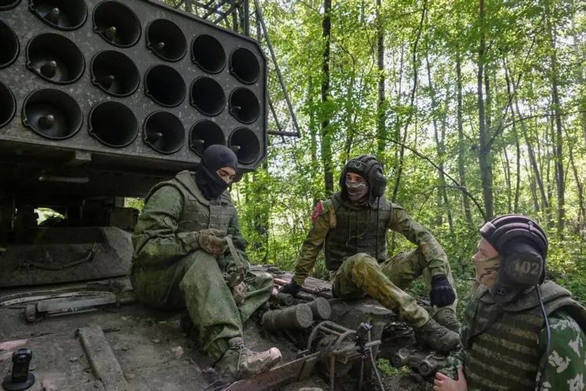 Mat tran Kharkov: Quan Ukraine bo chay khoi Volchansk, Nga tien vao thanh pho-Hinh-8