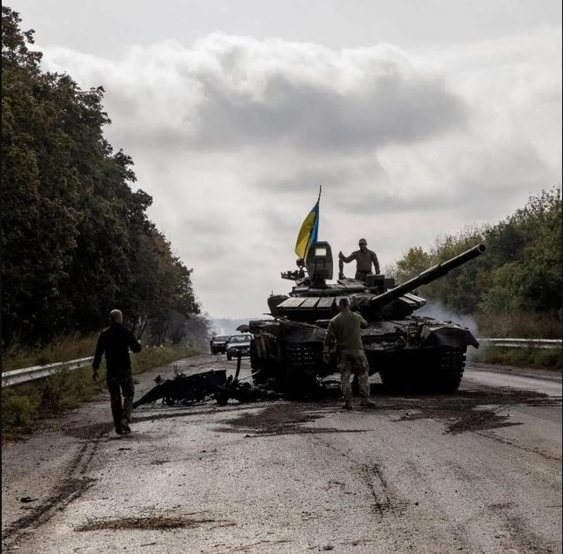 View - 	Quân đội Ukraine hứng mưa tên lửa của Nga khi vượt sông Volchya 