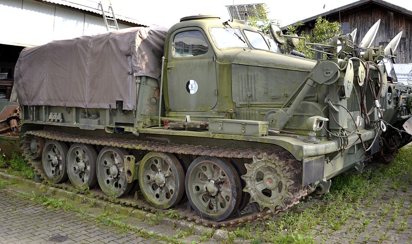 View - 	Xe đầu kéo quân sự hạng nặng MAZ-537 của Liên Xô đã dần biến mất