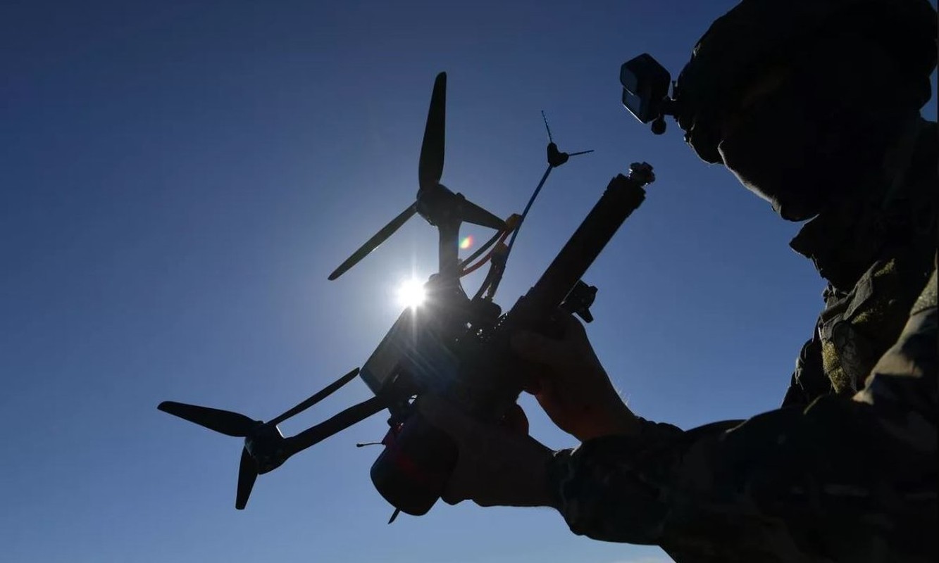 View - 	Sự nguy hiểm của UAV 4 trục bay ngang ở chiến trường Ukraine 