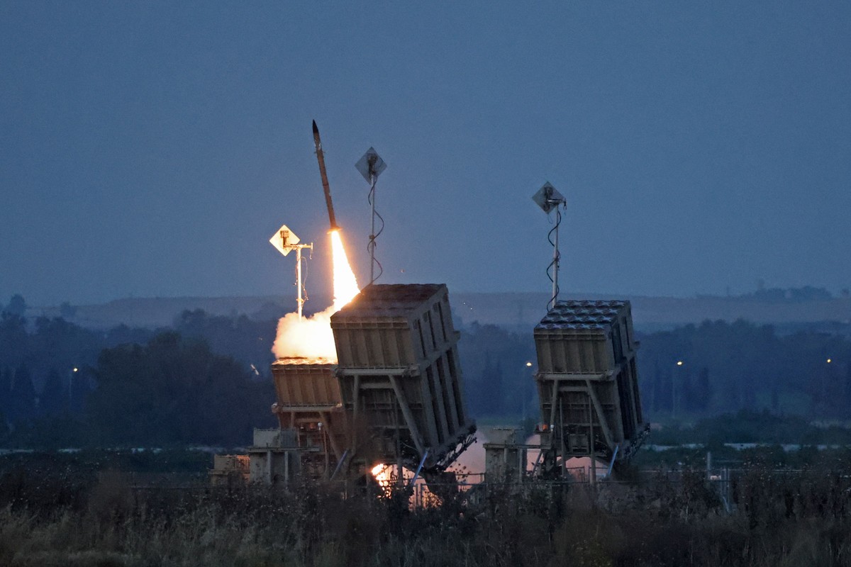 View - 	Hệ thống phòng không vững chắc của Israel bị Hezbollah luồn kim