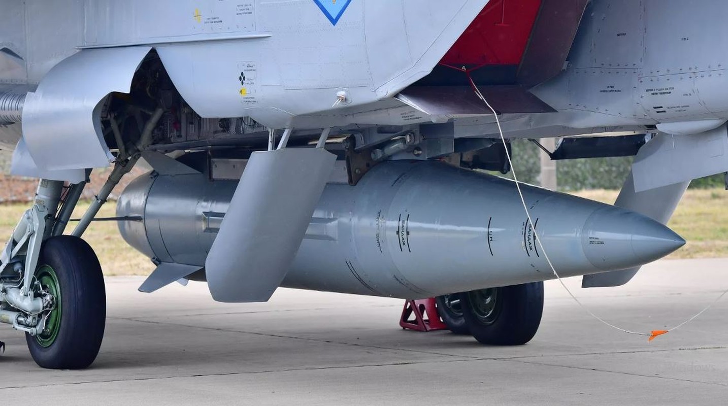 Ai giup Nga pha huy may bay Su-24MR cua Ukraine trong ham chua?-Hinh-7