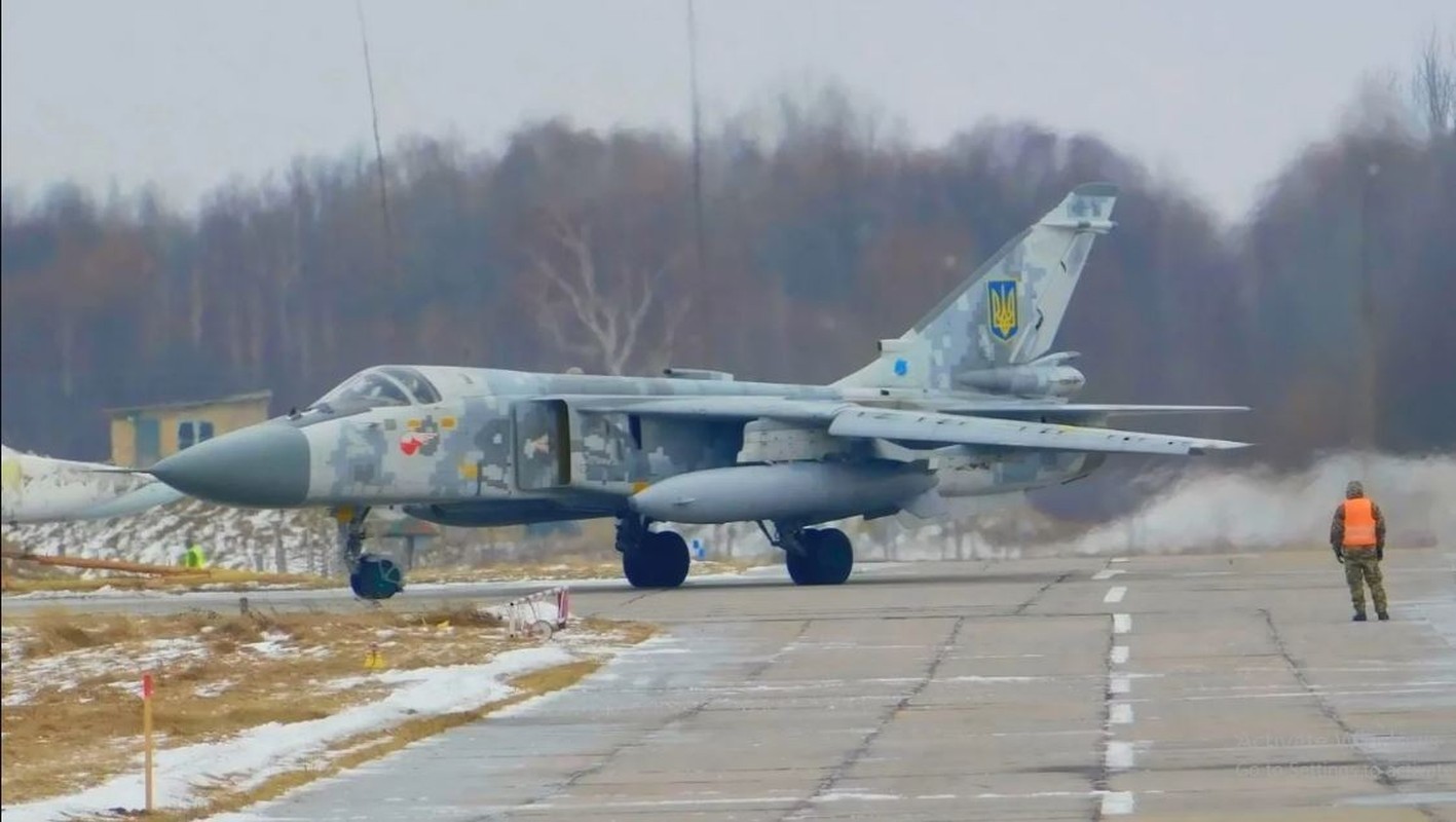 Ai giup Nga pha huy may bay Su-24MR cua Ukraine trong ham chua?-Hinh-8