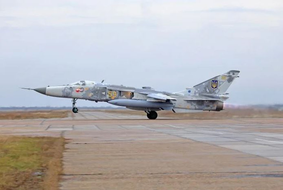 Ai giup Nga pha huy may bay Su-24MR cua Ukraine trong ham chua?-Hinh-9