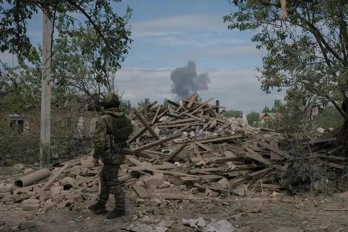 View - 	Sức tàn phá khủng khiếp của siêu bom 3.000 kg thả xuống Ukraine