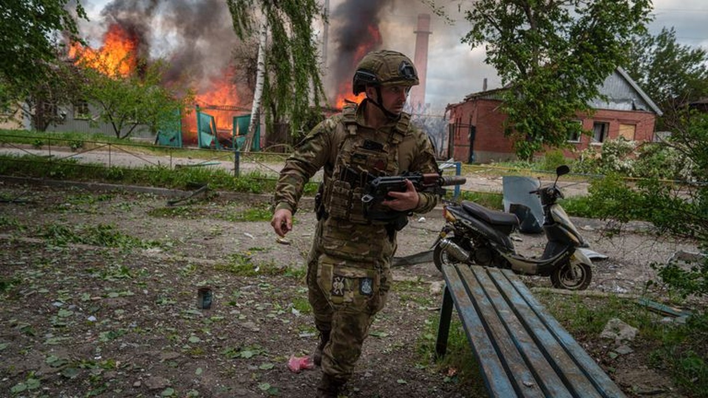 View - 	Cả Nga và Ukraine thi nhau tặng quà cho Hội nghị thưởng đỉnh NATO