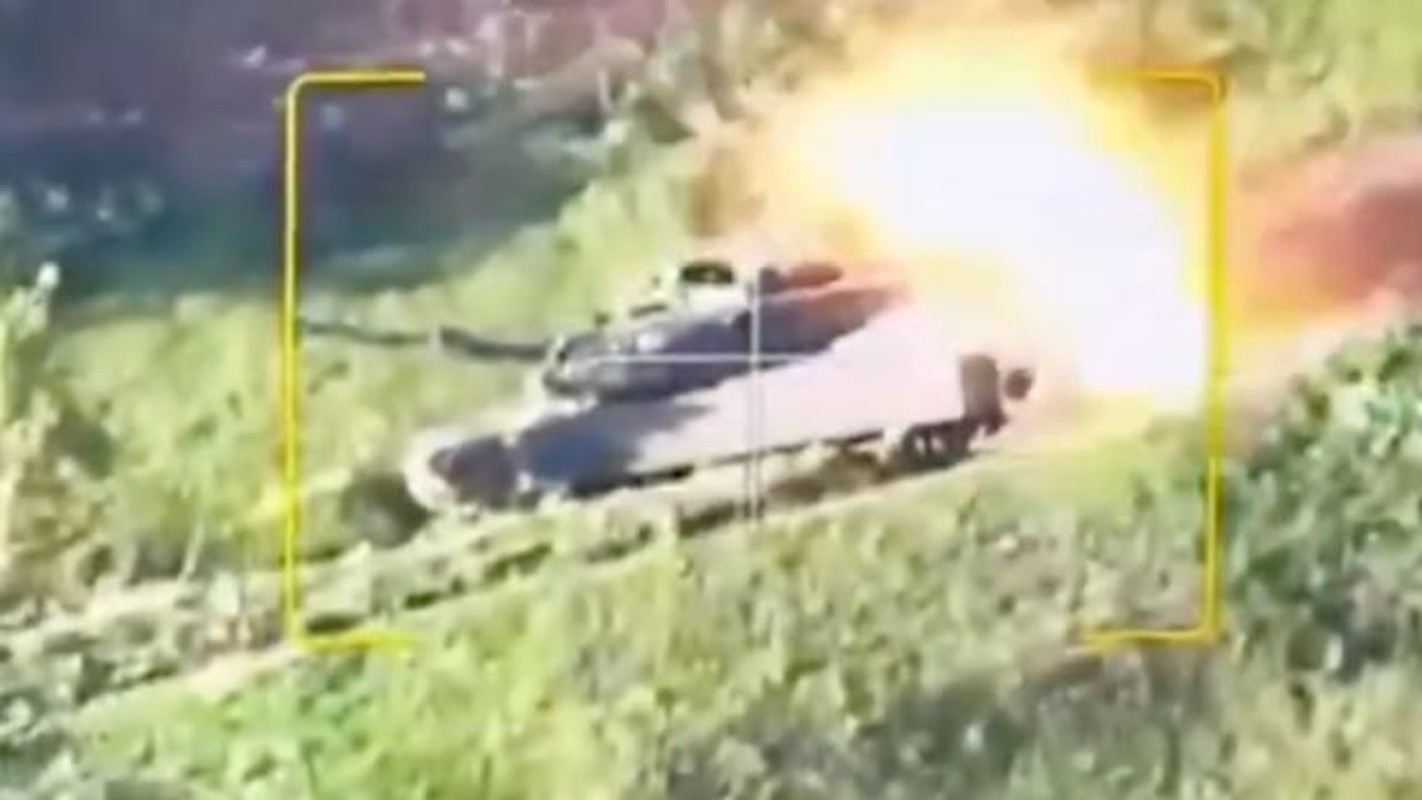 View - 	Trận đấu tăng giữa T72B3 và Leopard 2A4 trên chiến trường Ukraine