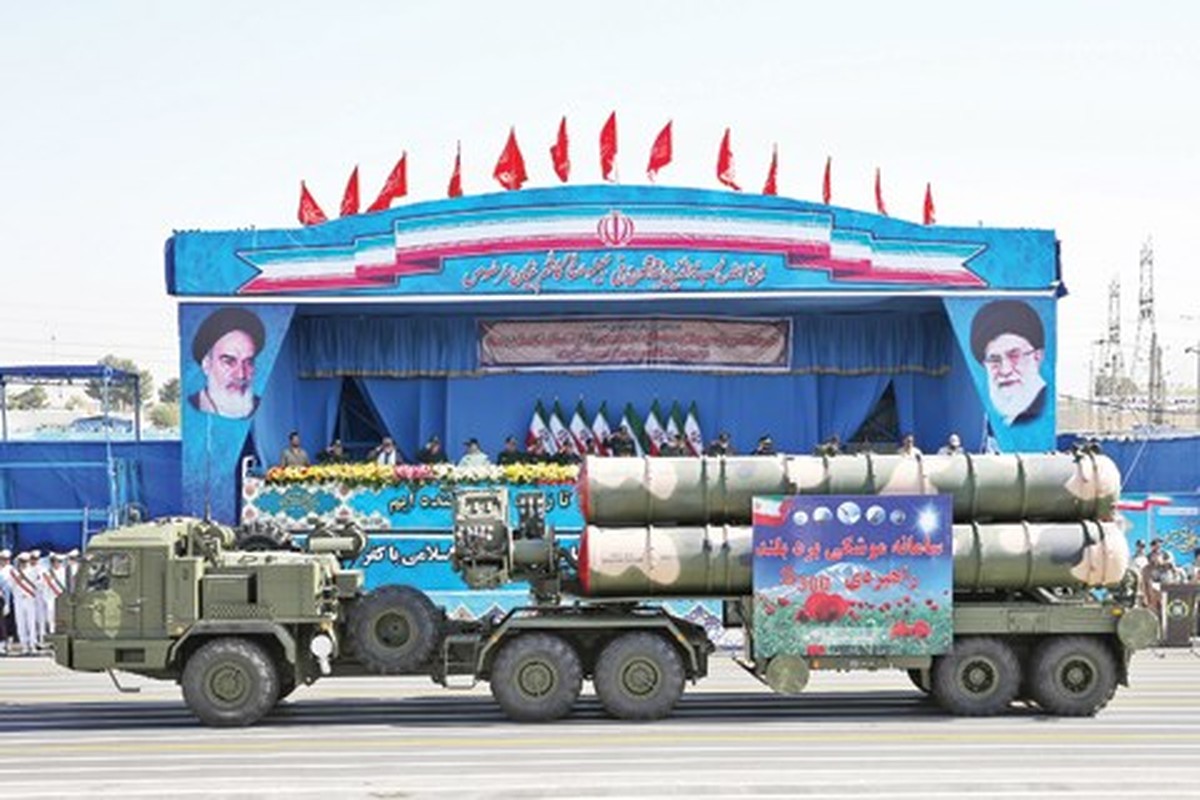 Iran nhan lo S-400 dau tien tu Nga giua luc nuoc soi lua bong