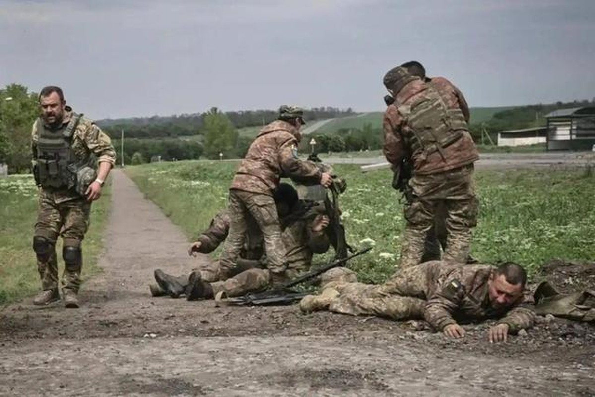 19.000 linh Ukraine dao ngu khoi chien truong, Nga “tuong ke, tuu ke”-Hinh-11