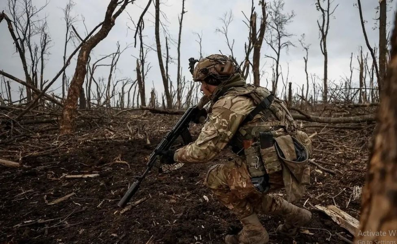 Nga pha cau o Pokrovsk, ba lu doan Ukraine bi bao vay-Hinh-14