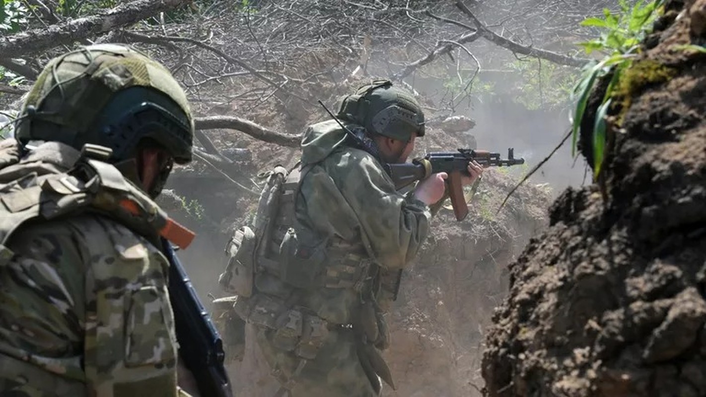 Chi huy Quan doi Ukraine “tu ban vao chan minh” o Kurakhovo