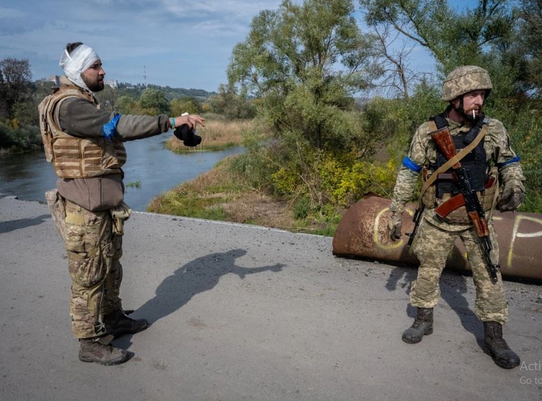 Kurakhove bi bao vay, quan Ukraine bo chay giua lan dan-Hinh-10