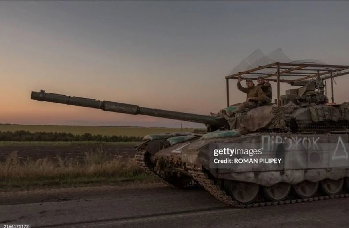 Tang T-90M trung dan van bi bay thap phao nhu cac “dan anh“-Hinh-2