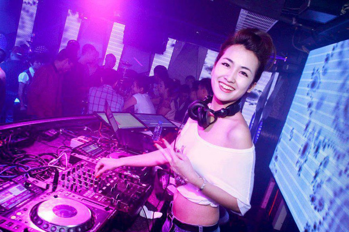 Nhan sác rục rõ của Trang Moon, DJ nỏi bạt tại The Remix