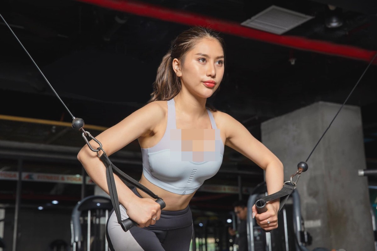 Lot xac co huong, gai xinh phong gym nong bong khien bao 