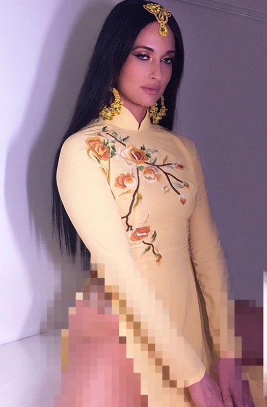 Mac ao dai “quen” quan nu ca si nhac dong que bi CDM “nem da” du doi-Hinh-2