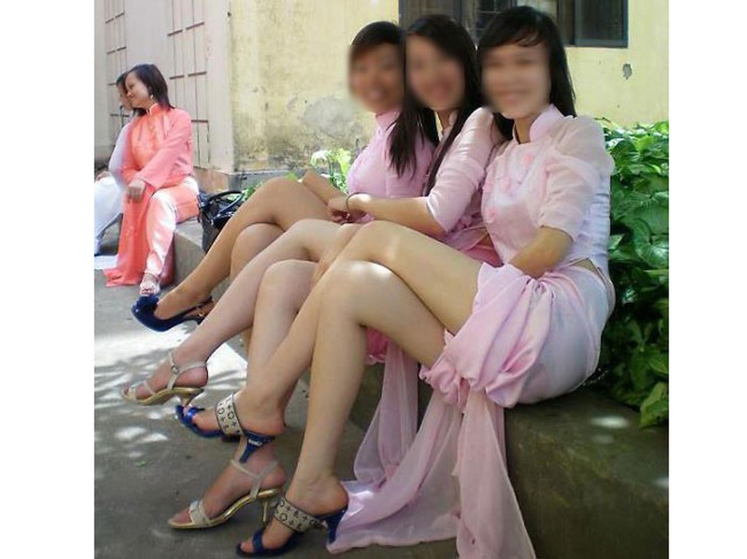 Nhung cach mac ao dai chang giong ai cua nu sinh Viet gay buc boi-Hinh-4