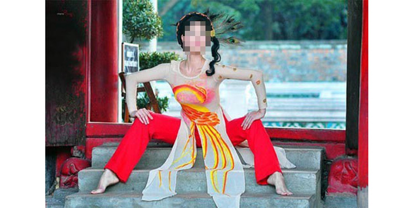 Nhung cach mac ao dai chang giong ai cua nu sinh Viet gay buc boi-Hinh-5