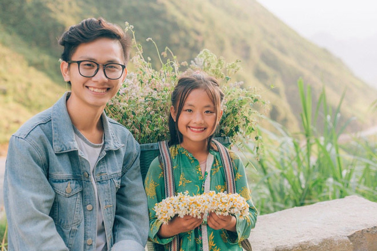 Ban hoa ven duong, be gai dan toc hut hon nho nu cuoi tan chay