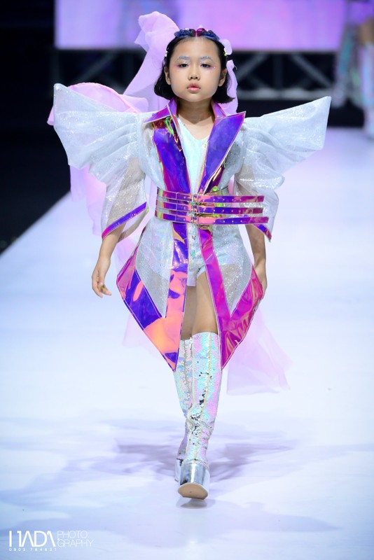 Mau nhi di catwalk dinh cao, ti tuoi da an mac nhu fashionista-Hinh-5