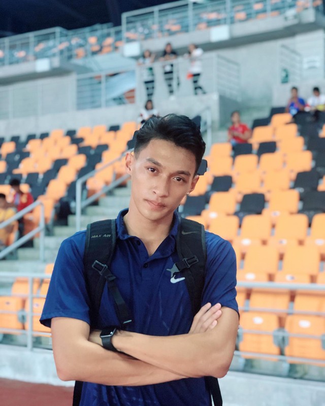 Danh tinh “chang trai vang trong lang mua quat” gay sot tai SEA Games 30-Hinh-6