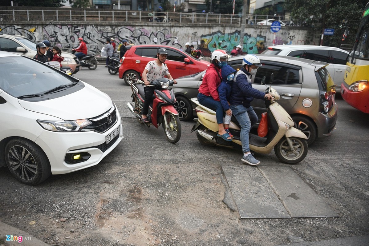 Can Tet, duong pho Ha Noi bi lat tung len sua chua, bui mu mit-Hinh-10