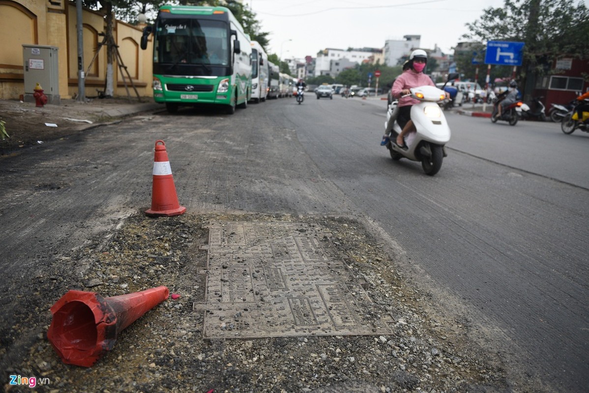 Can Tet, duong pho Ha Noi bi lat tung len sua chua, bui mu mit-Hinh-9