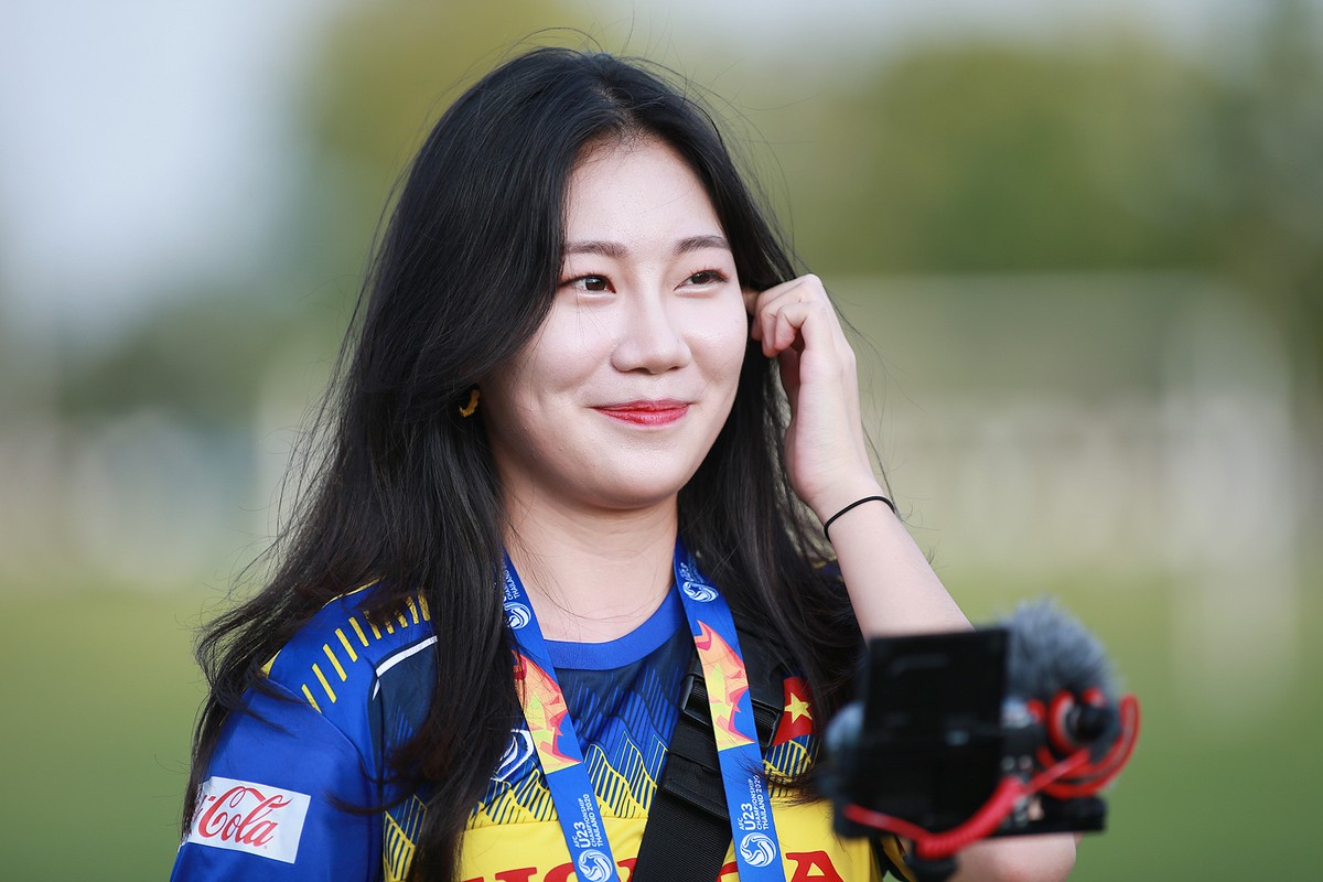Nu phong vien Han Quoc chiem spotlight trong buoi tap U23 Viet Nam-Hinh-2