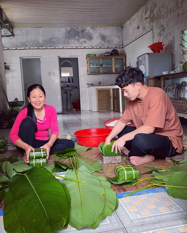 Dan cau thu hi hung khoe goi banh chung an Tet, nhin Van Hau ma chanh long-Hinh-3