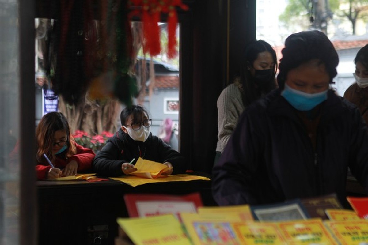 Ha Noi: Chua Ha dong kin nguoi di le Ram thang gieng-Hinh-2