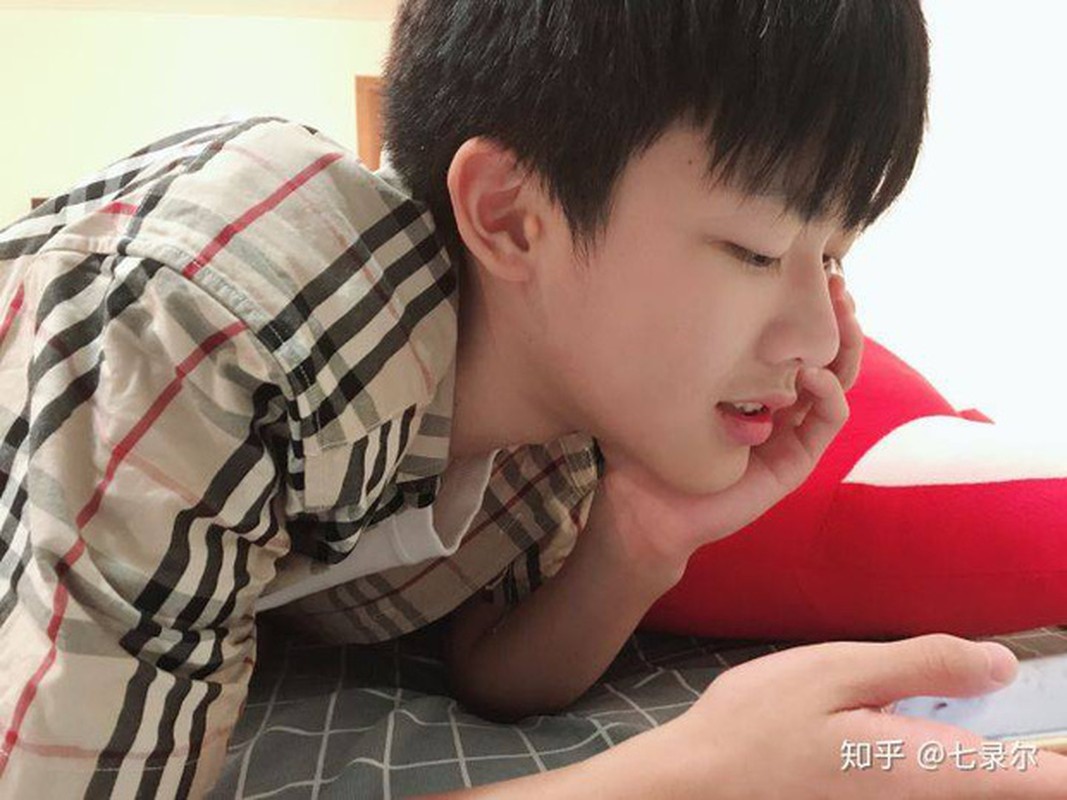 Hot boy Trung Quoc hoc cap 2 da khien cac chi thi nhau tha tim-Hinh-2